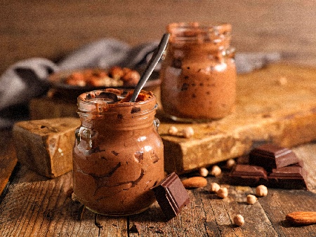 Шоколадов мус с кувертюр, кафе, коняк и пикантни орехи - снимка на рецептата